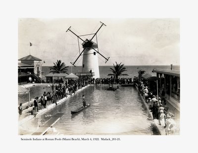 Seminole-indianen bij Romeinse zwembaden, Miami Beach, 4 maart 1922 door Claude C. Matlack
